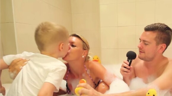Amélie Neten : bisous avec son fils Hugo dans le bain de Jeremstar pour démentir les rumeurs