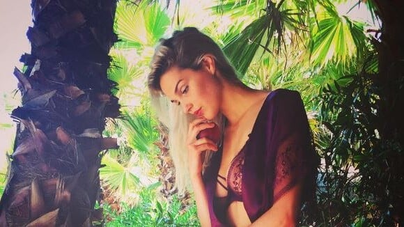 Camille Lou sexy en lingerie : la chanteuse fait monter la température sur Instagram