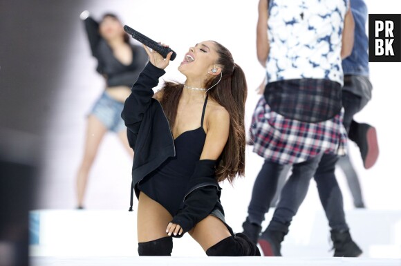 Ariana Grande sexy sur scène pendant un concert à Londres, le 6 juin 2015