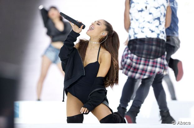 Ariana Grande sexy sur sc&egrave;ne pendant un concert &agrave; Londres, le 6 juin 2015