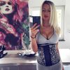 Stéphanie Clerbois dévoile sa gaine sur Instagram