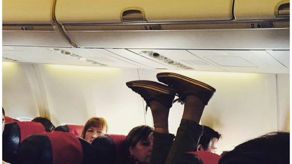 Préservatifs, poubelles, animaux... Quand une hôtesse photographie les pires avions des vacances