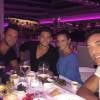 Rayane Bensetti au restaurant avec Christian Millette, Denitsa Ikonomova et Maxime Dereymez pendant ses vacances