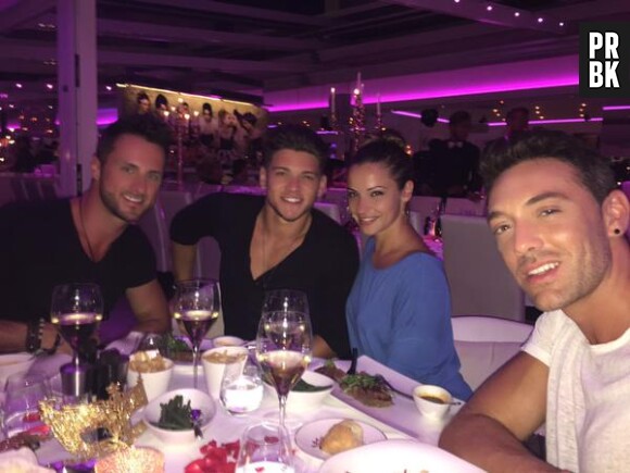 Rayane Bensetti au restaurant avec Christian Millette, Denitsa Ikonomova et Maxime Dereymez pendant ses vacances