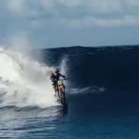 Hallucinant : il surfe l&#039;une des plus célèbres vagues du monde... à moto !