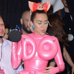 Miley Cyrus met le feu aux MTV VMA 2015 : seins et fesses à l'air, joint, clash avec Nicki Minaj...