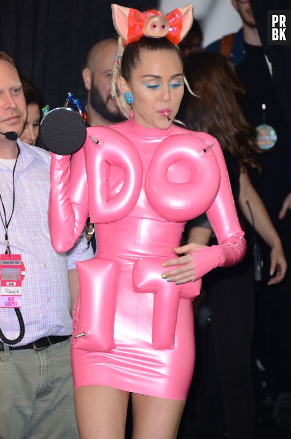 Miley Cyrus fait circuler un joint (?) dans la press room des MTV Video Music Awards 2015
