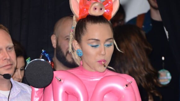 Miley Cyrus met le feu aux MTV VMA 2015 : seins et fesses à l'air, joint, clash avec Nicki Minaj...