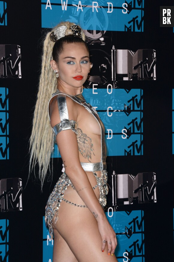 Miley Cyrus a opté pour une tenue légère aux MTV Video Music Awards 2015