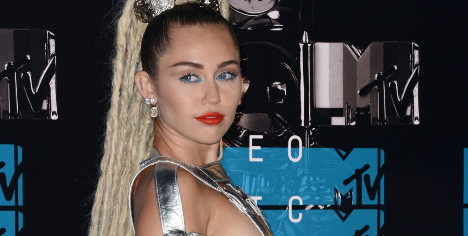  Miley Cyrus a opt&amp;eacute; pour une tenue l&amp;eacute;g&amp;egrave;re aux MTV Video Music Awards 2015 