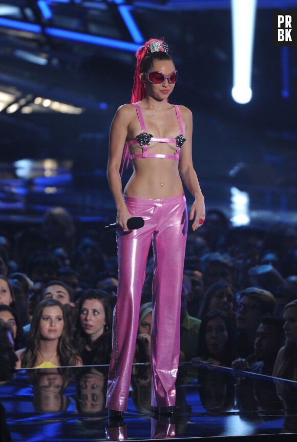 Miley Cyrus et l'une de ses tenues extravagantes des MTV Video Music Awards 2015