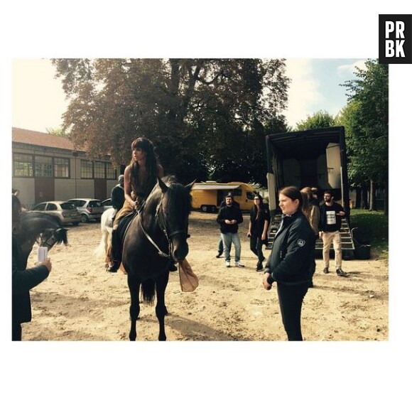 Shy'm sur un cheval sur le tournage de son nouveau clip "Il faut vivre"