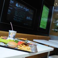 McDonald&#039;s teste la réservation de places... et le service à table