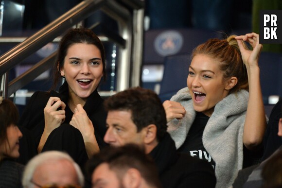 Kendall Jenner et Gigi Hadid survoltées au match PSG-OM le 4 octobre 2015 à Paris