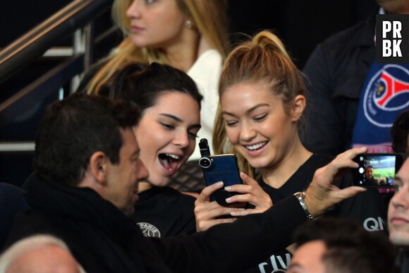 Kendall Jenner et Gigi Hadid s'éclatent au match PSG-OM le 4 octobre 2015 à Paris