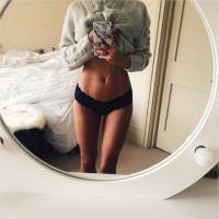 Caroline Receveur : sexy et en culotte sur Instagram pour dévoiler son ventre ultra plat