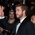 Liam Hemsworth salue les fans à l'avant-première de Hunger Games 4 à Paris le 9 novembre 2015