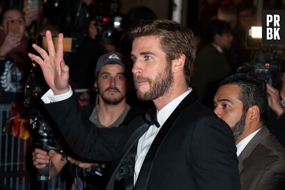Liam Hemsworth salue les fans à l'avant-première de Hunger Games 4 à Paris le 9 novembre 2015
