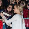 Jennifer Lawrence en pleine séance d'autographes à l'avant-première de Hunger Games 4 à Paris le 9 novembre 2015