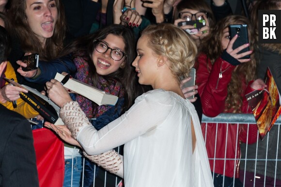 Jennifer Lawrence en pleine séance d'autographes à l'avant-première de Hunger Games 4 à Paris le 9 novembre 2015