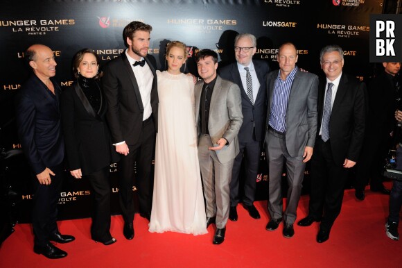 L'équipe de Hunger Games 4 dont Jennifer Lawrence, Josh Hutcherson et Liam Hemsworht à l'avant-première du film à Paris le 9 novembre 2015