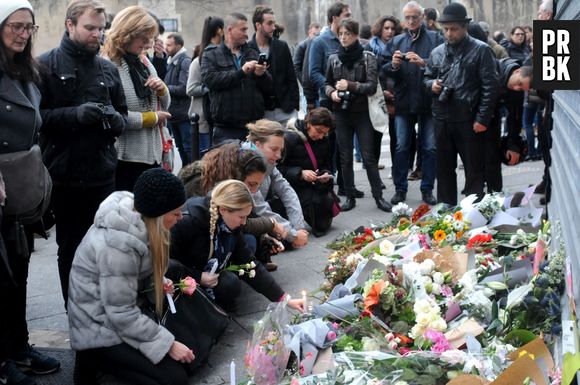 Attentats à Paris : les Parisiens se recueillent devant le Carillon, rue Bichat