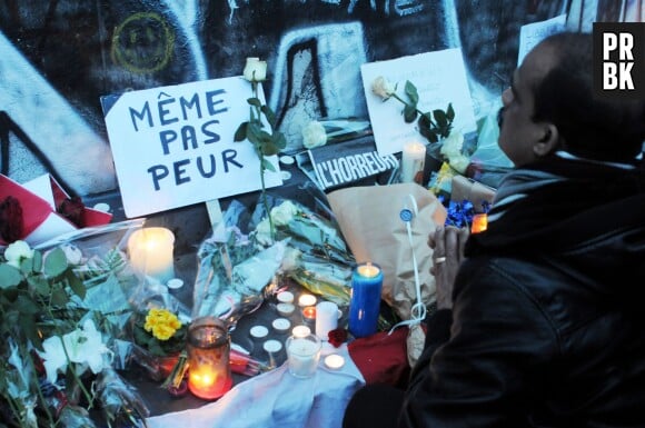 Attentats à Paris : les Parisiens se recueillent à la Place de la République