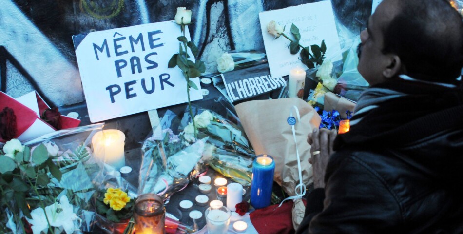 Attentats à Paris : les Parisiens se recueillent à la Place de la République