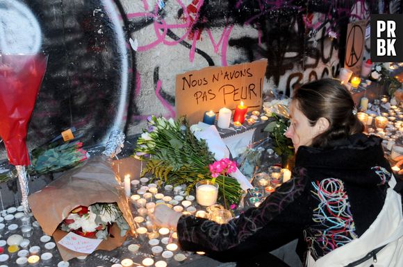 Attentats à Paris : les Parisiens se recueillent à la Place de la République
