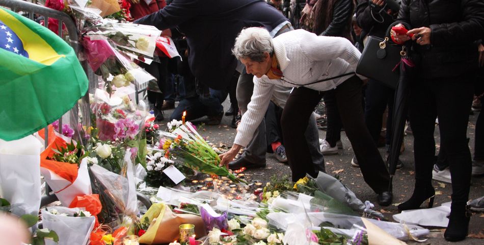 Attentats à Paris : les Parisiens se recueillent près du Bataclan