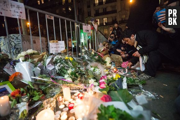 Attentats à Paris : les Parisiens se recueillent près du Bataclan