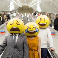 L'emoji qui pleure de rire élu... "mot" de l'année par l'Oxford Dictionnary