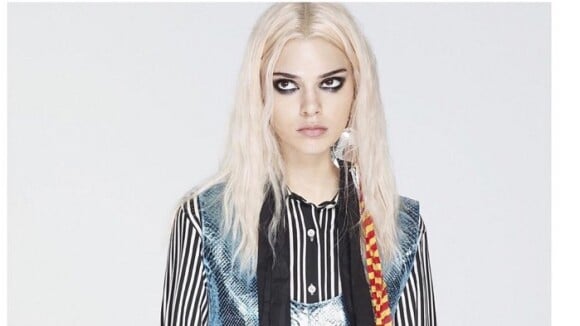 Kendall Jenner blonde en Alice au pays des merveilles dépravée pour un shooting