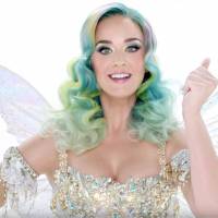Katy Perry joue la mère Noël sexy et colorée pour H&M