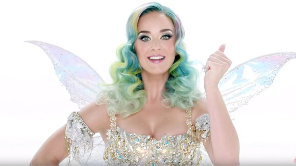 Katy Perry joue la mère Noël sexy et colorée pour H&M