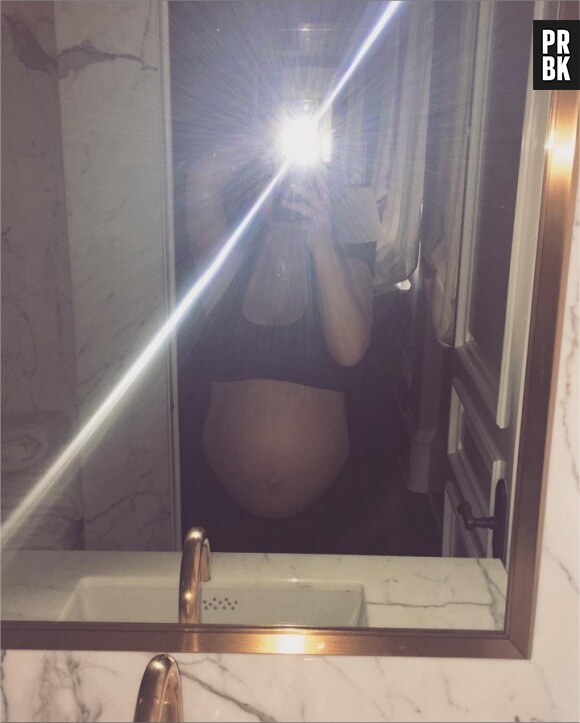 Kim Kardshian enceinte : elle dévoile son ventre la veille de son accouchement