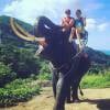 Gaëlle (Les Ch'tis) à dos d'éléphant pendant ses vacances en Thaïlande
