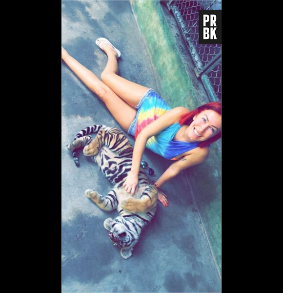 Gaëlle (Les Ch'tis) avec un bébé tigre pendant ses vacances en Thaïlande