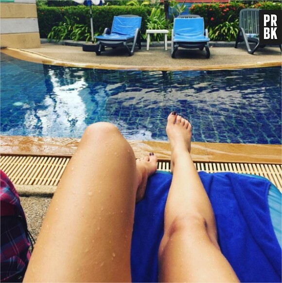 Gaëlle (Les Ch'tis) : petite pause à la piscine pendant ses vacances en Thaïlande