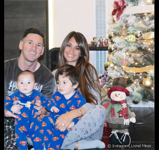 Lionel Messi pose avec ses fils Mateo et Thiago et son épouse Antonella Roccuzzo