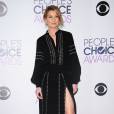 People's Choice Awards 2016 : Ellen Pompeo sur le tapis rouge le 6 janvier
