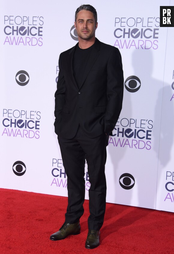 People's Choice Awards 2016 : Taylor Kinney sur le tapis rouge le 6 janvier