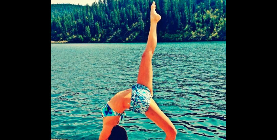 Nina Dobrev accro au yoga