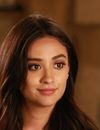 Pretty Little Liars saison 6 : Emily (Shay Mitchell) sur une photo