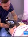 Julien Lepers se fait tatouer le portrait de Cyril Hanouna sur la fesse le 13 janvier 2016 dans Touche pas à mon poste sur D8