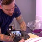 Julien Lepers se fait tatouer le portrait de Cyril Hanouna... sur la fesse