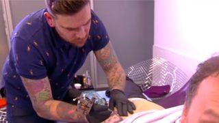 Julien Lepers se fait tatouer le portrait de Cyril Hanouna... sur la fesse