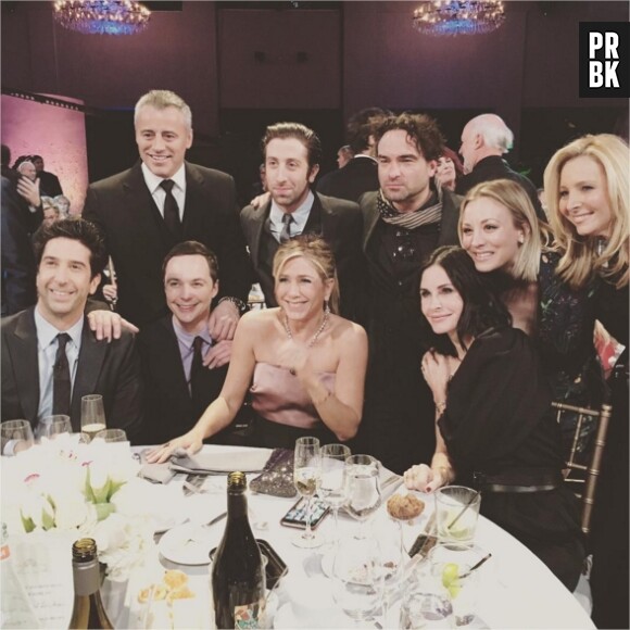 Les stars de Friends posent avec les acteurs de The Big Bang Theory le 24 janvier 2016