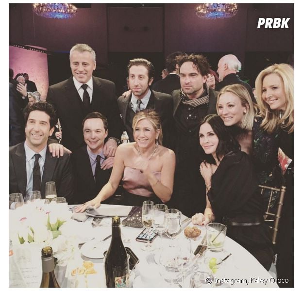 Les stars de Friends posent avec les acteurs de The Big Bang Theory le 24 janvier 2016