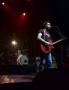 Eagles of Death Metal en concert à l'Olympia le 16 février 2016, trois mois après le concert du Bataclan où 90 personnes sont mortes dans une attaque terroriste